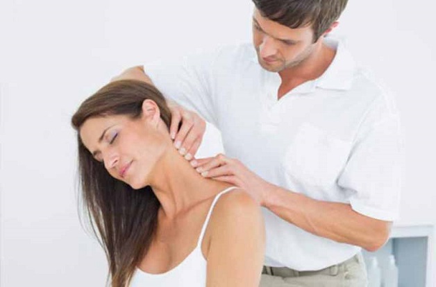 Xoa bóp cằm, cổ sẽ thúc đẩy việc tiết chất nhờn để bôi trơn các dây thanh âm, tăng độ đàn hồi của dây chằng.