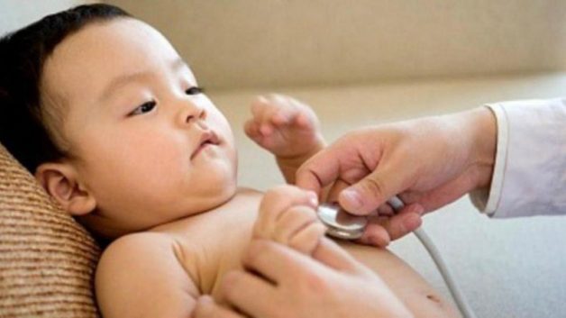 Bố mẹ nên nhanh chóng đưa con đi khám khi trẻ có dấu hiệu bị viêm phổi
