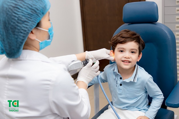 Bố mẹ hãy nhanh chóng đưa con đi khám khi bé có dấu hiệu bị viêm tai giữa