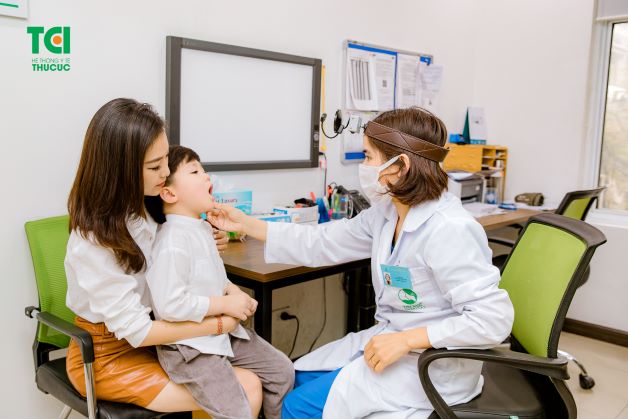 cha mẹ cũng cần lưu ý, khi thấy trẻ có các dấu hiệu bất thường thì cần đưa trẻ đến ngay các cơ sở y tế để được chẩn đoán và chăm sóc đúng cách.