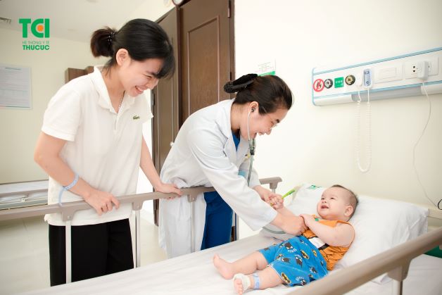 khi nhận thấy trẻ có các dấu hiệu bất thường của bệnh lý, cha mẹ nên đưa trẻ đi thăm khám sớm để được bác sĩ chẩn đoán và điều trị đúng cách.