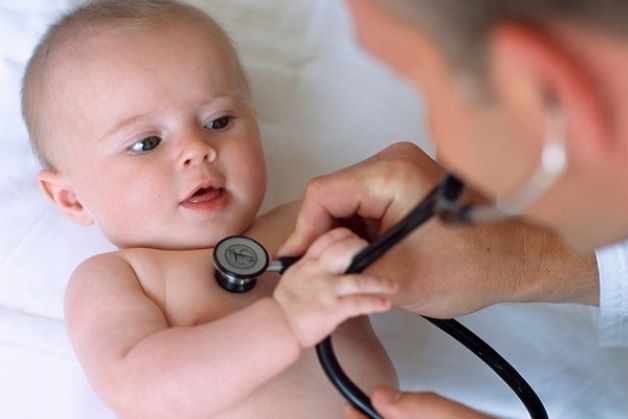 Viêm tiểu phế quản ở trẻ sơ sinh là bệnh lý thường gặp, bệnh nếu không được phát hiện sớm và điều trị đúng cách, tích cực có thể dẫn đến những biến chứng nặng nề gây ảnh hưởng đến sức khỏe, thậm chí là tính mạng của trẻ.
