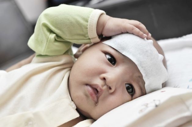 Nếu trẻ sốt cao từ 38.5 độ C trở lên, cha mẹ cần phải hạ sốt cho trẻ để tránh các biến chứng có thể gặp. 