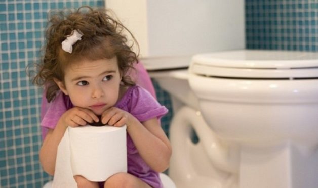 Kiết lỵ là một trong những bệnh thường gặp ở trẻ nhỏ, ba mẹ cần đưa con đi khám để có cách xử trí kịp thời