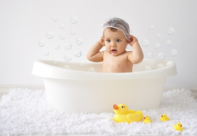 Với thắc mắc cần làm gì khi trẻ bị tay chân miệng, trước tiên, bố mẹ nên chú ý đến việc vệ sinh của trẻ