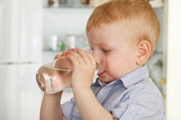 khi trị tiêu chảy cho bé, cha mẹ cần lưu ý phối hợp bù nước, bù điện giải cho trẻ đồng thời kết hợp với việc điều trị triệt để nguyên nhân gây bệnh.