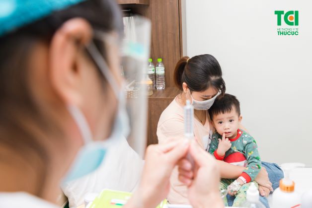 Nếu cha mẹ đã áp dụng những biện pháp kể trên mà bệnh vẫn không có dấu hiệu thuyên giảm, đồng thời có các triệu chứng bất thường thì cha mẹ cần đưa trẻ đến viện để được bác sĩ thăm khám và điều trị đúng cách