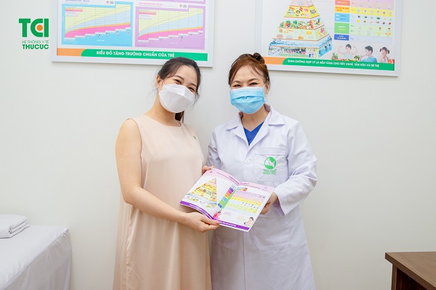 Mẹ được thăm khám dinh dưỡng cùng với chuyên gia Viện dinh dưỡng