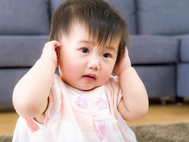 Khi trẻ bị viêm tai giữa sẽ thường có biểu hiện đặc trưng như sau: Trẻ sốt, có thể sốt nhẹ đến sốt rất cao lên đến hơn 39 độ C.