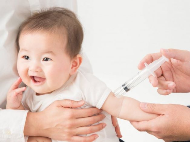 Trẻ mắc viêm tai giữa và biến chứng nặng chủ yếu là do nhiễm phế cầu khuẩn, do đó cha mẹ cần cho trẻ tiêm vắc xin phòng ngừa chủng vi khuẩn này để phòng bệnh hiệu quả.