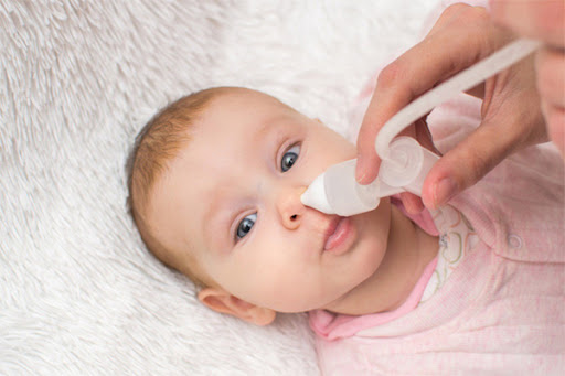 Nhỏ nước muối sinh lý và làm thông thoáng đường thở cho trẻ