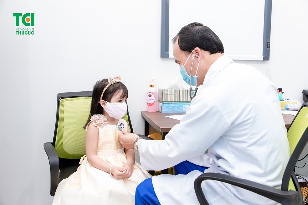 Sau khi sơ cứu cho trẻ bị sốt cao co giật, bố mẹ nên nhanh chóng đưa con đi khám