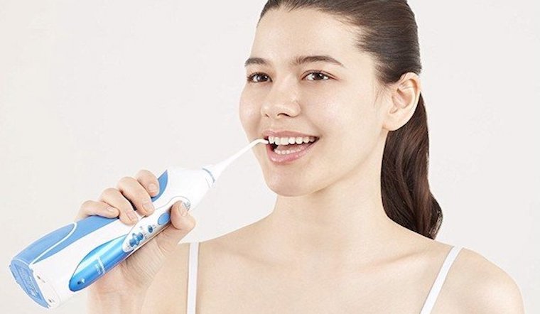 Sử dụng tăm nước để làm sạch toàn diện răng miệng