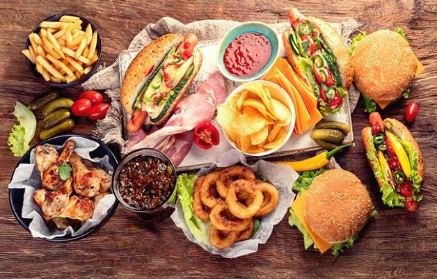 Với trẻ lớn một thực đơn có nhiều chất béo, đồ ăn tanh, ít chất xơ… đều có thể khiến cho trẻ bị tiêu chảy.