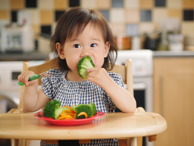 Nên cho trẻ ăn rau xanh, thực phẩm có nhiều chất xơ giúp tạo phân cứng và mềm lại, ngăn chặn tiêu chảy.