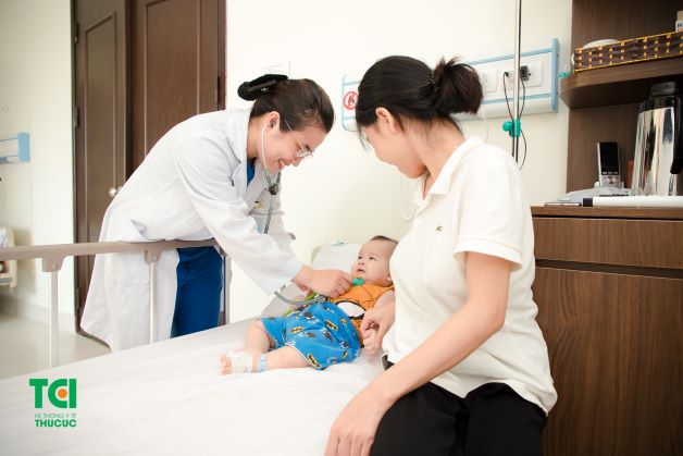 Bên cạnh đó, nếu trẻ có dấu hiệu nặng như: khó thở, bú kém, tím tái, thì cần nhanh chóng cho trẻ nhập viện để điều trị.