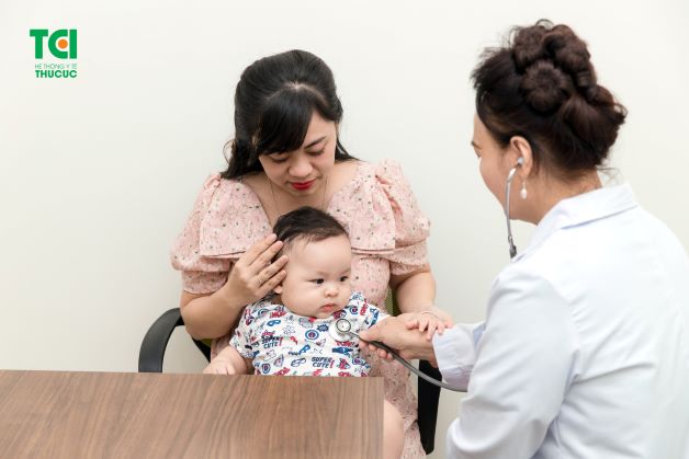 khi trẻ có các dấu hiệu bất thường, cha mẹ cần lưu ý đưa trẻ đến các cơ sở y tế có chuyên môn để được theo dõi, chẩn đoán và điều trị kịp thời, tránh gây những biến chứng xấu có thể xảy ra với trẻ.