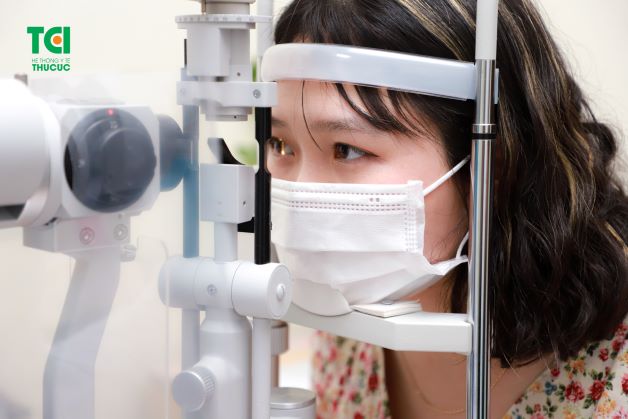 Khám mắt tổng quát người lớn định kỳ giúp phát hiện sớm các bệnh lý tại mắt để duy trì sự ổn định thị lực