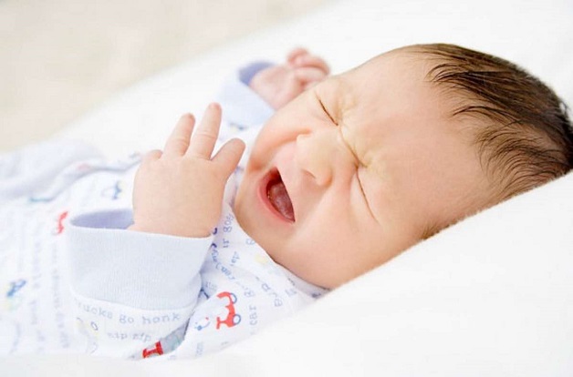 Trẻ viêm phổi thường có những triệu chứng như: sốt, ho, mệt mỏi, khó thở...