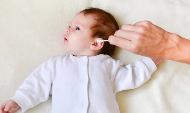 Bố mẹ cần phải vệ sinh tai sạch sẽ cho trẻ mỗi ngày