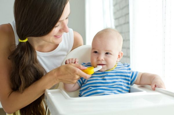 Giữ gìn vệ sinh răng miệng cho trẻ luôn sạch sẽ là biện pháp quan trọng giúp trẻ bị viêm họng có thể mau chóng hồi phục