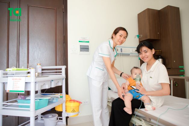 khi nghi ngờ trẻ bị bệnh hoặc có các dấu hiệu của bệnh viêm phế quản kể trên thì cha mẹ cần nhanh chóng đưa trẻ đến bệnh viện để được bác sĩ chẩn đoán, thăm khám và điều trị đúng cách.