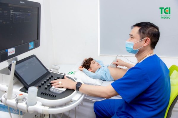 Bác sĩ tiến hành chẩn đoán tình trạng bệnh viêm phổi trẻ em bằng nhiều phương pháp