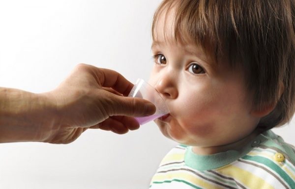 Cho trẻ uống thuốc điều trị viêm phổi đúng cách theo chỉ dẫn của bác sĩ.