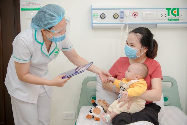 nếu nghi ngờ hoặc nhận thấy trẻ có các dấu hiệu của bệnh viêm tai giữa, cha mẹ cần đưa trẻ đến các cơ sở y tế, bệnh viện uy tín để bác sĩ thăm khám và có phương pháp chữa trị đúng cách, hiệu quả. 