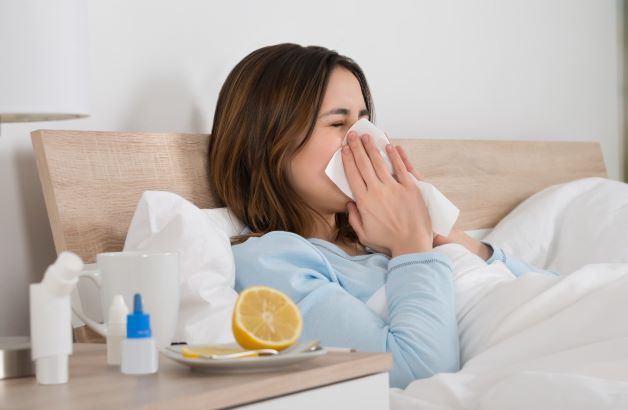 Ngoài những triệu chứng nổi bật trên, người bệnh còn cảm thấy cơ thể thường xuyên nóng sốt, khó chịu và mệt mỏi.