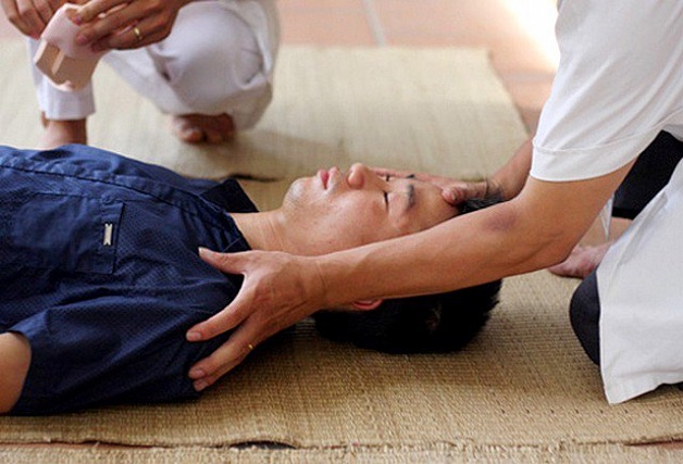 Khi người bệnh có biểu hiện đột quỵ, cần gọi ngay cấp cứu và tiến hành các biện pháp sơ cứu.