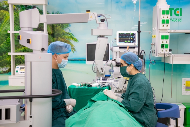 Đối tượng nên tiến hành phẫu thuật đó là khi thị lực đã bị suy giảm dưới 3/10 hoặc sau những chấn thương mắt nghiêm trọng làm ảnh hưởng tới công việc cũng như cuộc sống sinh hoạt thường ngày