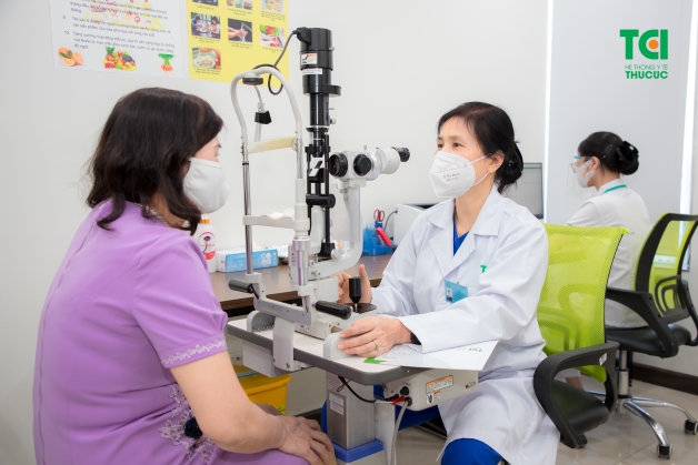 Lỗ hoàng điểm có khả năng xảy ra do mắt bị tổn thương sau chấn thương, với thời gian bùng phát nhanh hơn so với lỗ hoàng điểm nguyên phát
