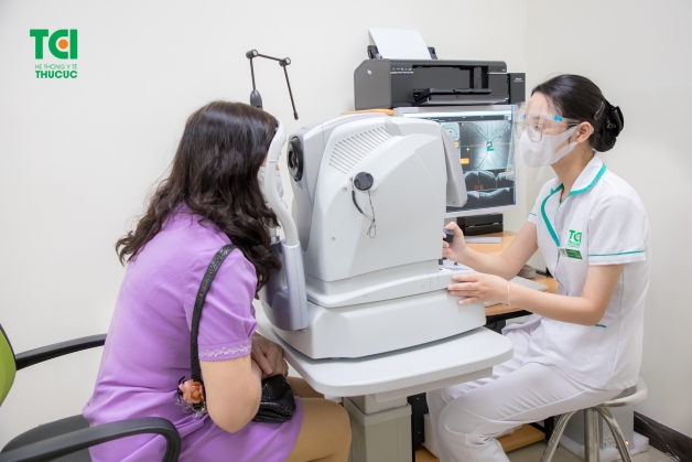 Những người từ 60 tuổi trở lên có nguy cơ mắc phải lỗ hoàng điểm hơn do tốc độ lão hóa