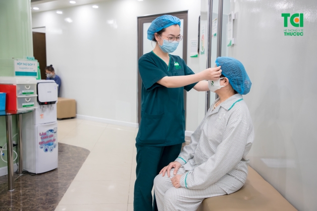 Để điều trị lỗ hoàng điểm thì phẫu thuật là phương pháp được chỉ định nhiều nhất