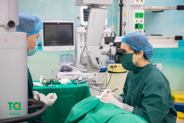 Với những người trên 60 tuổi thường sẽ được chỉ định phẫu thuật điều trị lỗ hoàng điểm kết hợp cùng với phẫu thuật Phaco