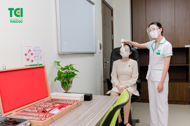 Khi bị nhược thị trẻ thường có biểu hiện như là mỏi mắt, thường xuyên nheo mắt hay nghiêng dầu, vẹo cổ khi nhìn