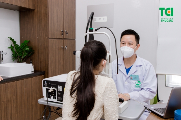 Phương pháp điều trị thông dụng nhất đó chính là dán băng lên mắt tốt trong một khoảng thời gian nhất định.