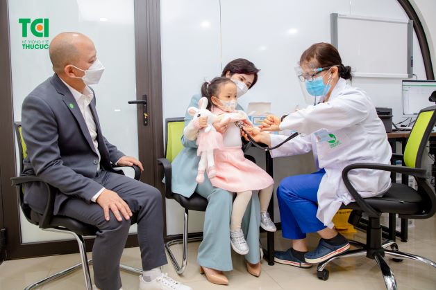 nếu nghi ngờ trẻ mắc bệnh tay chân miệng, cha mẹ cần nhanh chóng đưa trẻ đi thăm khám để được điều trị hiệu quả, an toàn.