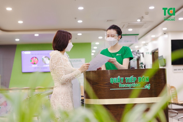 Cách điều trị viêm bờ mi mắt tốt nhất là đến bệnh viện khám với bác sĩ chuyên khoa