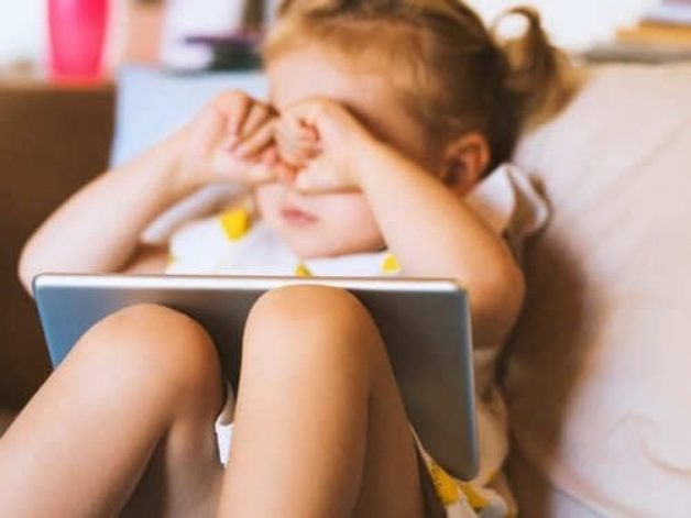 Có nhiều nguyên nhân gây ra bệnh mắt lười