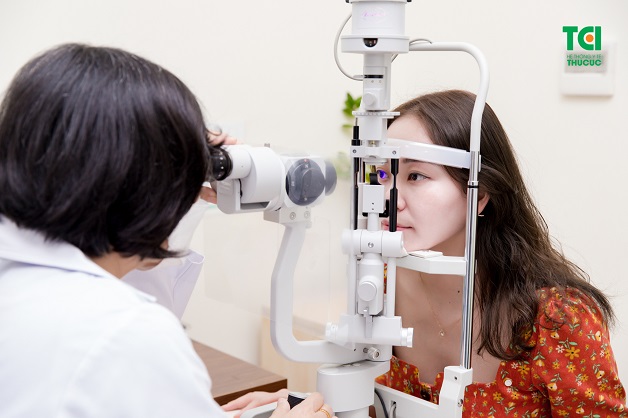 Khi có dấu hiệu bị viêm võng mạc trung tâm tái phát, người bệnh phải đi khám ngay để được bác sĩ tư vấn phương pháp điều trị phù hợp