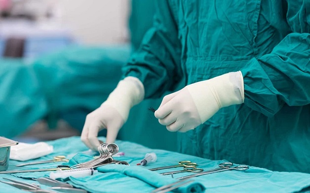 Điều trị ung thư buồng trứng biểu mô xâm lấn bằng phẫu thuật