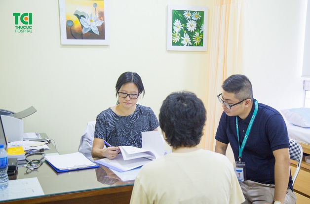 Bác sĩ điều trị ung thư buồng trứng biểu mô xâm lấn