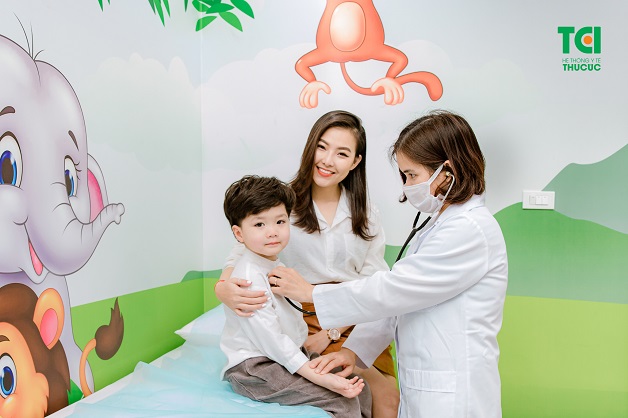 Các bác sĩ tại Khoa Nhi - Hệ thống Y tế Thu Cúc TCI luôn tận tâm, chu đáo, chăm sóc trẻ như chăm người thân