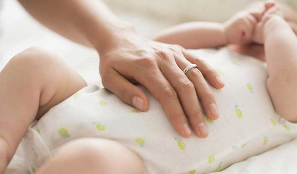 Cho trẻ nghỉ ngơi và bổ sung nước, điện giải