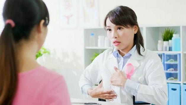 Làm gì để phát hiện ung thư vú sớm?