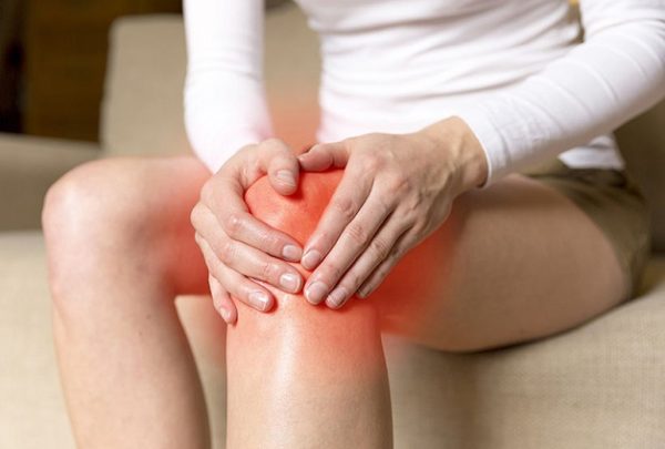 Đau, sưng là biểu hiện của thoái hóa khớp gối