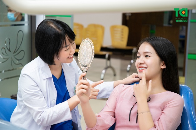 Khách hàng thực hiện dịch vụ chỉnh nha tại Thu Cúc TCI