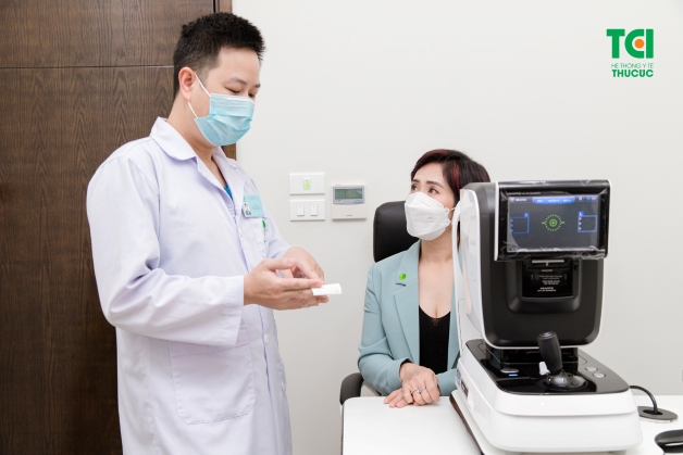 Đối với những trường hợp cấp tính sẽ cần phải điều trị ngay lập tức bằng việc kết hợp các loại thuốc giữa thuốc nhỏ mắt và thuốc uống, ngoài ra còn kết hợp cùng phẫu thuật laser 2 mắt